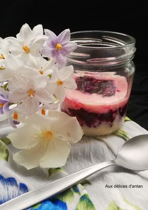 Une photo de Verrine crème de chamallow, compotée de mûre
