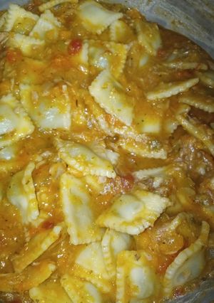 Una foto de Ravioles con salsa de zapallo y atún riquísimos!