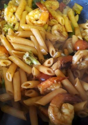 Une photo de Macaronis sautés aux crevettes Jumbo