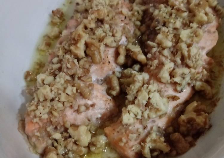 Salmón rosado con nueces