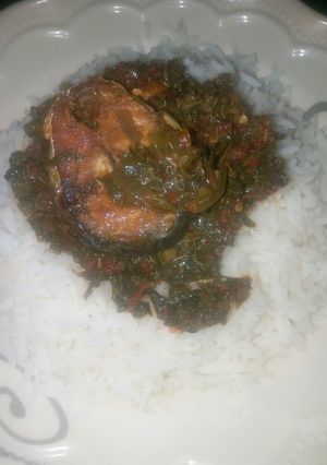 A picture of White rice with miyan alayyahu.