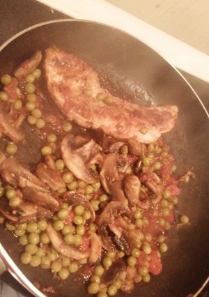 Une photo de Escalope au paprika, chair de tomate et petit pois