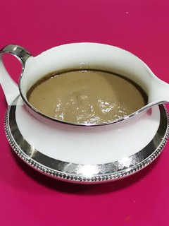 Una foto de Salsa de portobello, champiñón y ajo negro