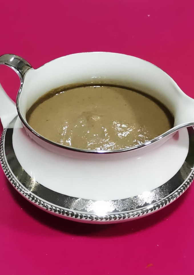 Una foto de Salsa de portobello, champiñón y ajo negro