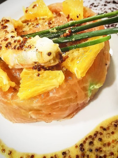 Una foto de Timbal de salmón y gambas