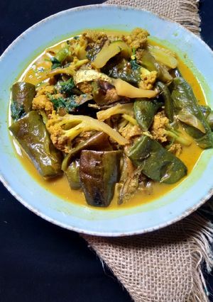 মেশানো সবজি দিয়ে চাপিলা মাছের ঝোল তরকারি রেসিপির প্রধান ছবি