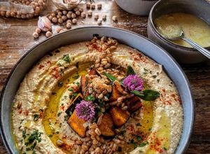 Foto di Hummus di ceci con Zucca Delica e Farro con Crackers all'Acquafaba