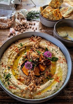 Foto di Hummus di ceci con Zucca Delica e Farro con Crackers all'Acquafaba