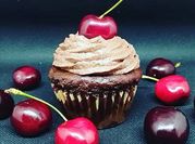 Una foto de cupcakes de cereza