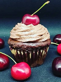 Una foto de Cupcakes de chocolate y cerezas