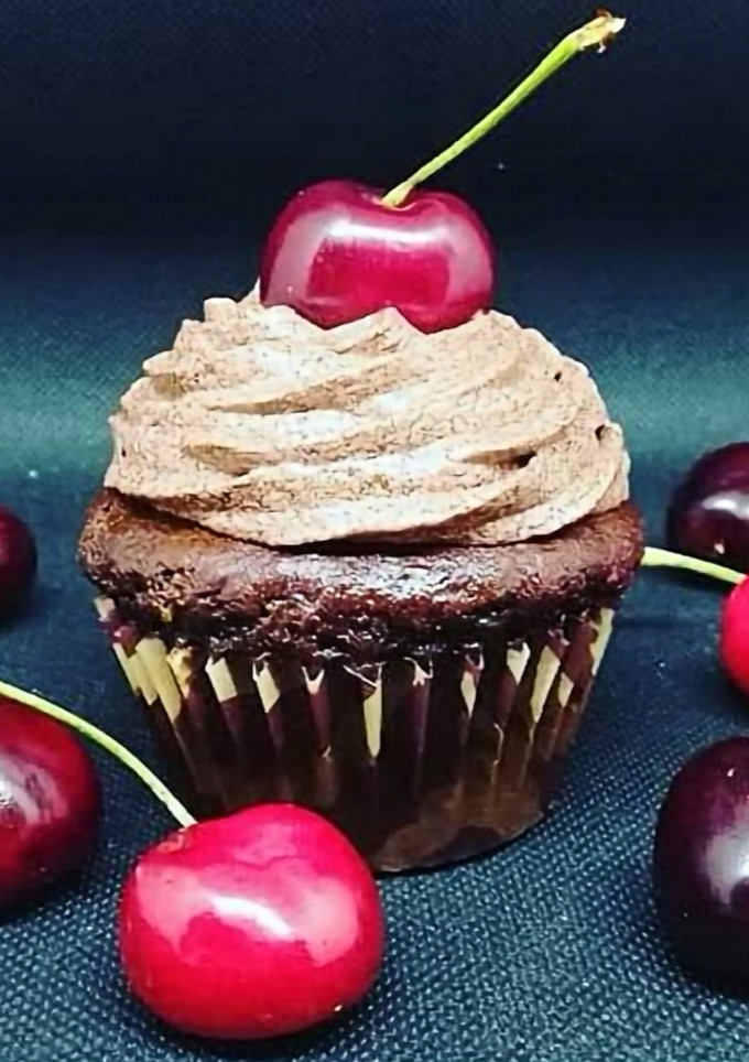 Una foto de Cupcakes de chocolate y cerezas