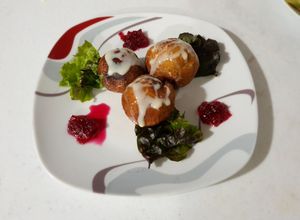 Una foto de Bolitas de plátano, rellenas de mermelada de betabel