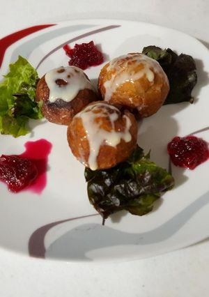 Una foto de Bolitas de plátano, rellenas de mermelada de betabel
