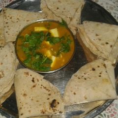 A picture of Matar Paneer.