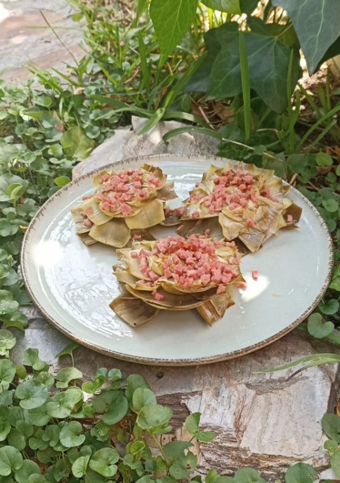 Una foto de Flores de alcachofas con jamón