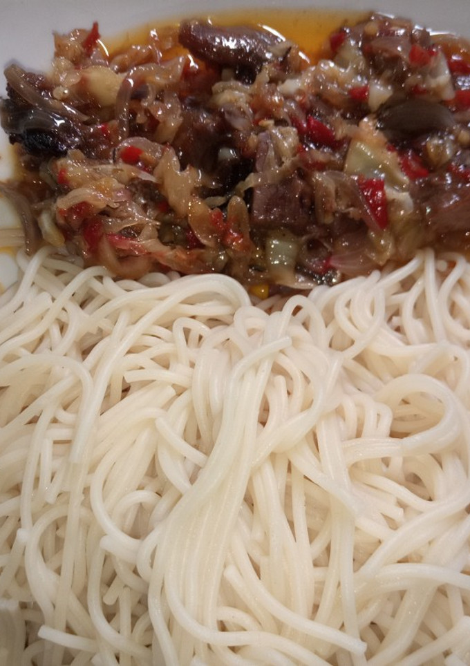 A picture of Spaghetti with cabbage sauce.