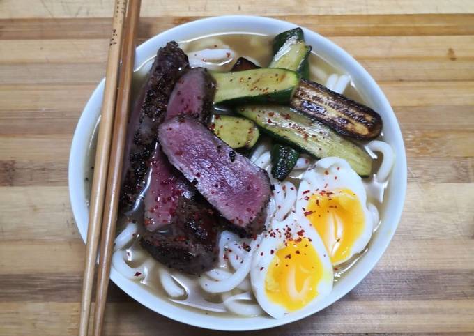https://img-global.cpcdn.com/recipes/754c62be30591d6a/680x482cq70/udon-noodle-soup-with-ostrich-steak-recipe-main-photo.jpg