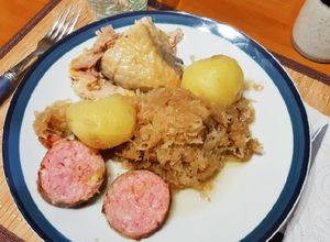 Une photo de Pintade et Morteau en choucroute