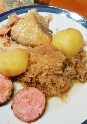 Une photo de Pintade et Morteau en choucroute