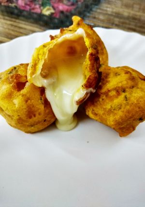 A picture of Cheesy golgappa fritters.