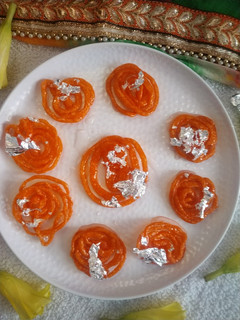 जलेबी (Jalebi recipe in hindi) रेसिपी मुख्य फोटो