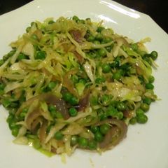 A picture of Steamed cabbage and peas #4weekschallenge.