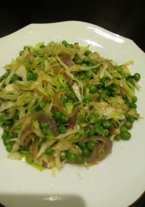 A picture of Steamed cabbage and peas #4weekschallenge.