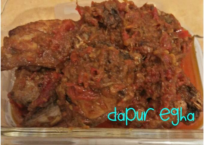 Ikan tongkol basah balado