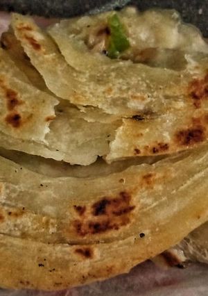 A picture of Khasta kararay parathay.