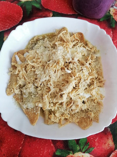 Una foto de Chilaquiles verdes con pollo 🤤✨