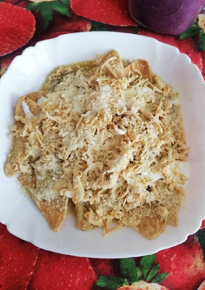 Una foto de Chilaquiles verdes con pollo 🤤✨