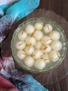 કેસર રસગુલ્લા (Kesar Rasgulla Recipe in Gujarati) રેસીપી મુખ્ય ફોટો