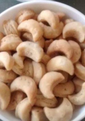 કાજુ શક્કરપારા(kaju shakarpara recipe in Gujarati) રેસીપી મુખ્ય ફોટો