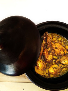 Una foto de Tajine de pollo con limón confitado{receta tradicional marroquí}
