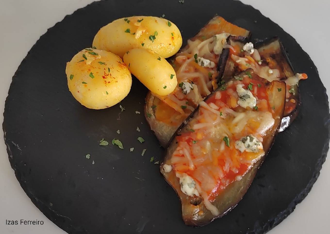 Berenjena a la plancha 5 quesos con patatas al azafrán