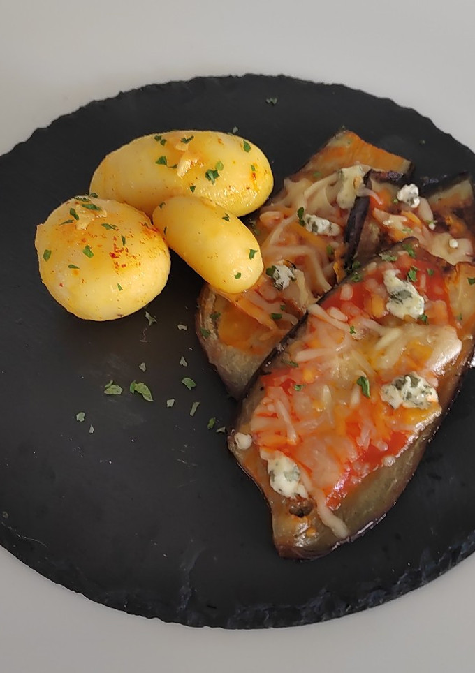 Una foto de Berenjena a la plancha 5 quesos con patatas al azafrán