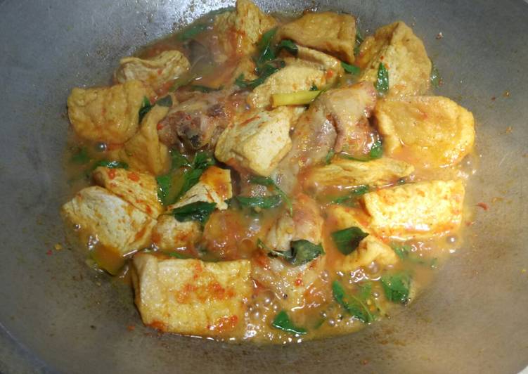Bahan mengolah Oseng tahu ayam pedas kemangi yang enak