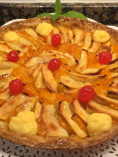 Una foto de Tarta de hojaldre, con manzana, albaricoque y crema de natillas. Sin gluten, sin lactosa
