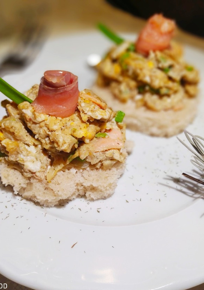 Una foto de Tostadas de Revueltos con Salmón