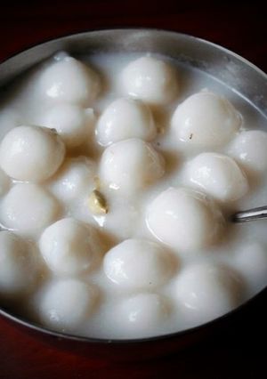 A picture of Paal kozhukattai.