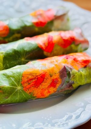 Hình của món Gỏi Cuốn Thịt Xá Xíu & Hoa Sen Cạn.