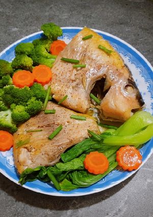 Hình của món Cá điêu hồng hấp rau củ.