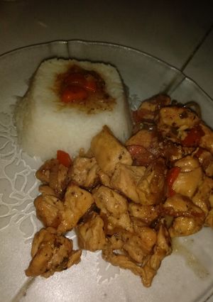 Una foto de Verduras salteadas con pollo y arroz