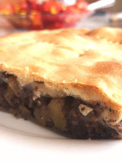 Una foto de Empanada agridulce de morcilla y queso de cabra