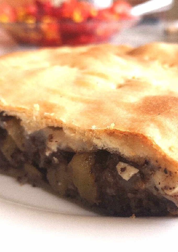 Una foto de Empanada agridulce de morcilla y queso de cabra
