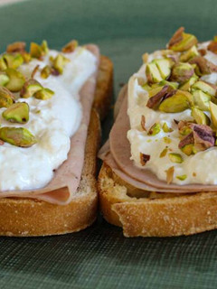 Una foto de Tostada de burrata y mortadela con pistachos sin gluten