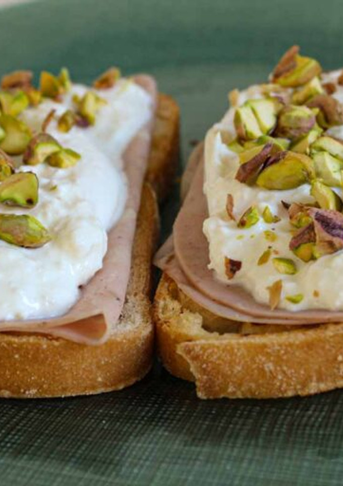 Una foto de Tostada de burrata y mortadela con pistachos sin gluten