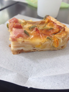 Una foto de Tarta de jamón, queso, choclo y champiñones