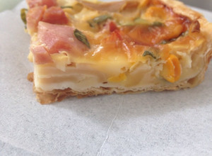 Una foto de Tarta de jamón, queso, choclo y champiñones