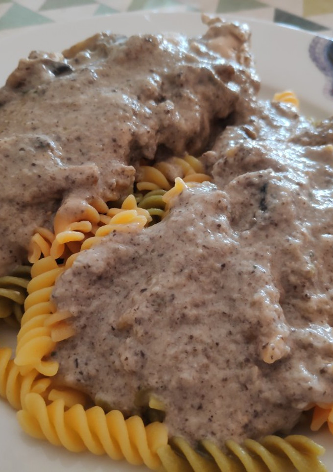 Una foto de Muslos de pavo con salsa de champiñones en olla GM